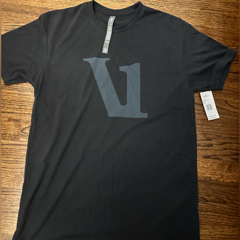 NWT Vuori Signature V soft t-shirt.